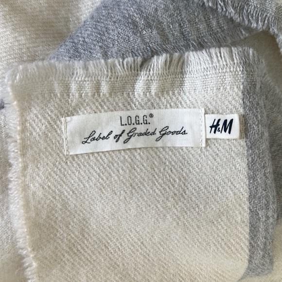 H&M Poncho - Picture 6 of 6